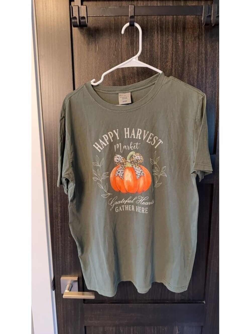 Happy Harvest Market Graphic T-Shirt Medium 0272